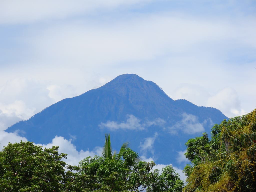 El cono del Volcán Tacaná, en la frontera de Chiapas con Guatemala, sobre las nubes